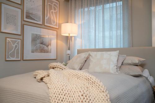蒂门多弗施特兰德Studio-Apartment Piccolino 26的一间卧室配有一张床铺,床上有毯子