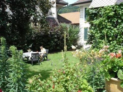 AttiswilStöckli - Hof zur Linde - Ferien auf dem Land - Ferien auf dem Bauernhof的坐在花园里桌子上的男人
