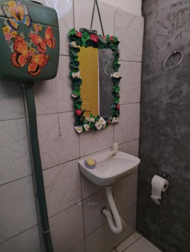 劳鲁-迪弗雷塔斯Perto Do Aeroporto De Salvador - Dona Pitanga Hostel的一间带水槽和镜子的浴室