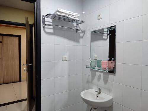 哥伦打洛省H.V HOTEL BANDARA的白色的浴室设有水槽和镜子