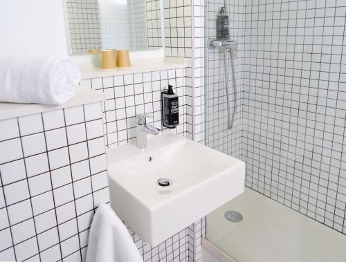科洛米耶图卢科洛米耶宜必思快捷酒店的白色的浴室设有水槽和镜子