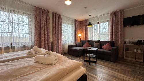 库克斯港沃奈尔瓦尔德酒店的一间卧室配有一张大床和一张沙发