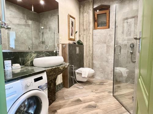 第比利斯T2&T3 Apartments LEVANTO的一间带洗衣机和淋浴的浴室