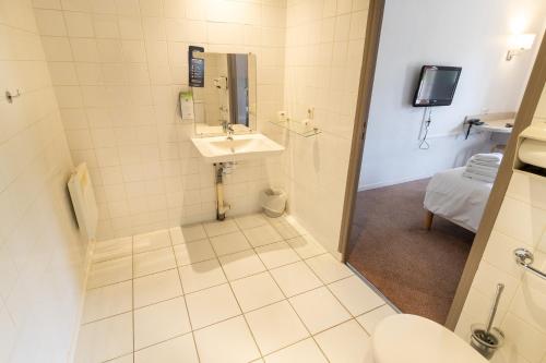 阿普瓦尼Kyriad Direct Auxerre - Appoigny的一间带水槽和卫生间的浴室