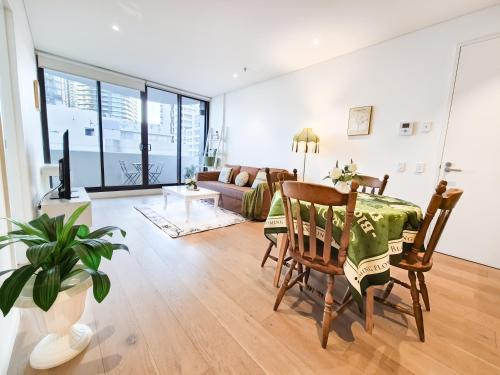 悉尼Cozy Apartment at St Leonard的客厅配有桌子和沙发