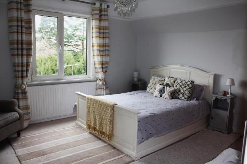 赖盖特Lovely 3 bed condo的卧室配有白色的床和窗户。