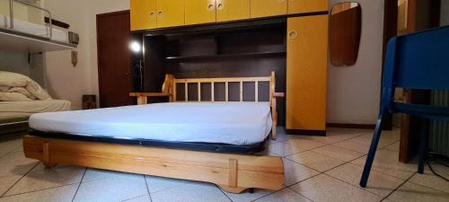 蓬泰迪莱尼奥GRAYNITE-Old Village Apartment的配有双层床的客房内的一张木床