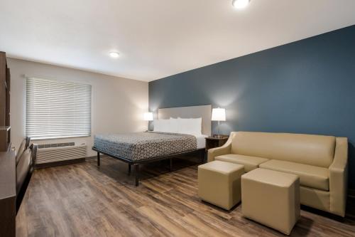 印地欧WoodSpring Suites Indio - Coachella Valley的一间客房内配有床和沙发的房间