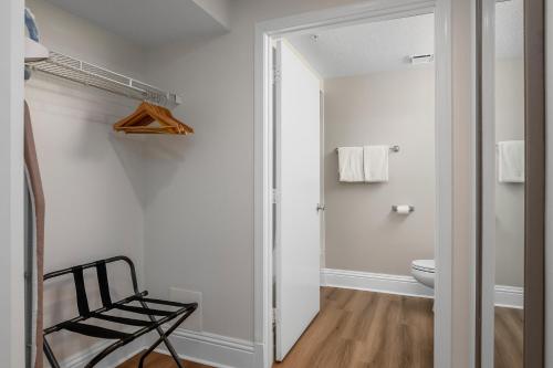 那不勒斯那不勒斯中央公园酒店 的白色的浴室设有卫生间和椅子。