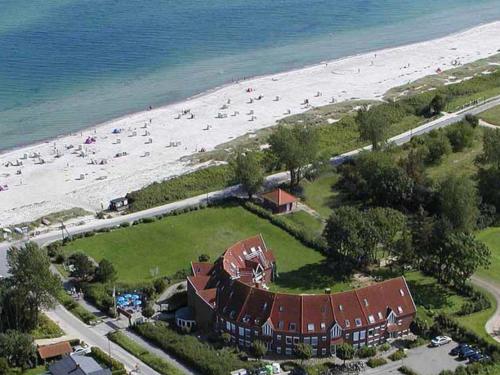 克隆斯加尔德Ferienwohnung "Ostseeperle" direkt am Ostseestrand的享有房子和海滩的空中景致