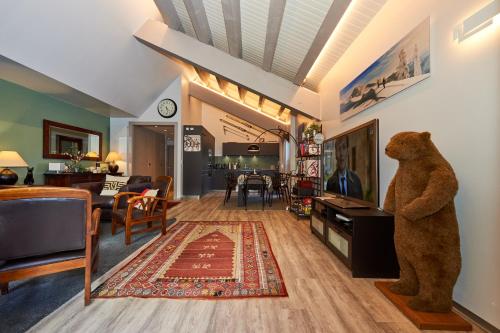 克莱恩 蒙塔纳Residence Tsaumiau, 3BR, Perfect View, Skilift 170m!的客厅里大泰迪熊
