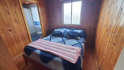 布卡莱穆CASA DE HUÉSPEDES JEM的一间小卧室,配有一张位于木制房间内的床