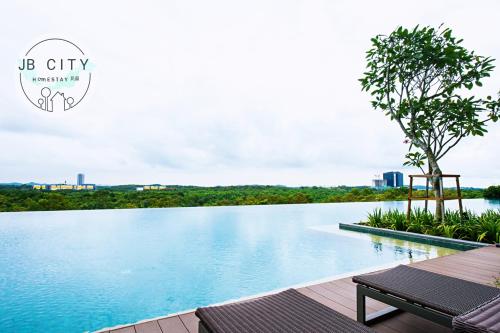 努沙再也Iskandar Residence by JBcity Home的享有豪华酒店无边际泳池的景致