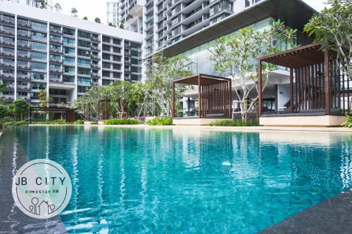 努沙再也Iskandar Residence by JBcity Home的大楼前的游泳池