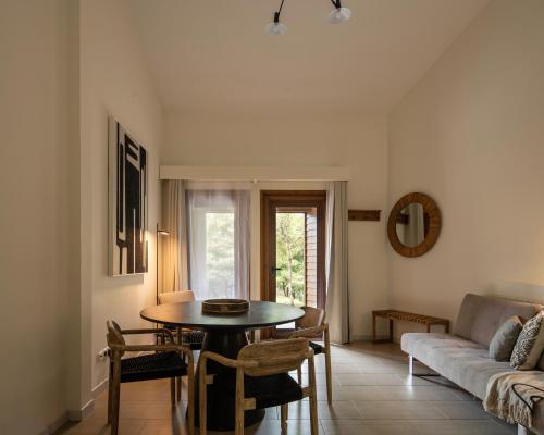 马达莱纳Alma do Pico - Nature Residence的客厅配有桌子和沙发