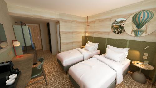 北安普敦Mercure Northampton的酒店客房设有两张床和一张桌子。