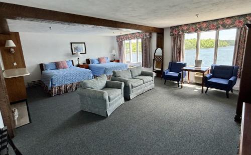 Bucksport诺克斯堡宾馆的一间卧室配有一张床、一张床和一张沙发