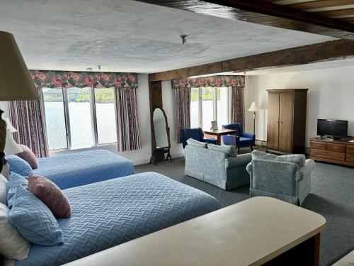 Bucksport诺克斯堡宾馆的酒店客房带两张床和一个客厅