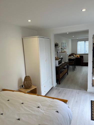 KentElmwood Lodge的一间卧室设有一张床和一间客厅。