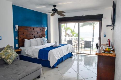 曼萨尼约Mar Celeste的一间卧室配有一张蓝色墙壁的床