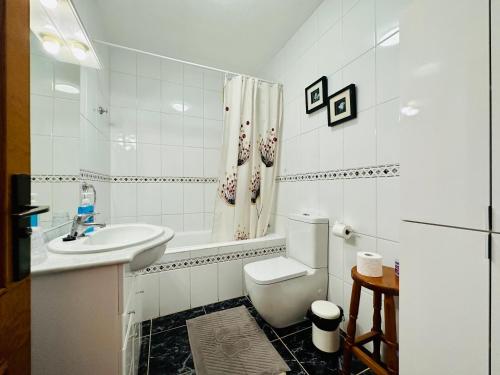 阿罗纳Quiet Coral Mar的白色的浴室设有卫生间和水槽。