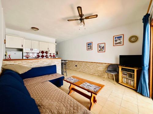 阿罗纳Quiet Coral Mar的客厅配有沙发和桌子
