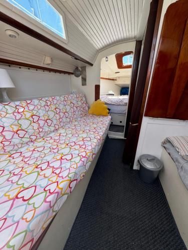卡斯特尔德费尔斯Duerme acunado por el mar cerca de Barcelona的一张露营车,床在房间中间