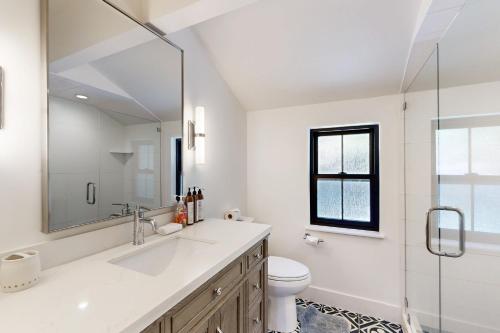 玛瑙湾North Lake Adventure的白色的浴室设有水槽和卫生间。