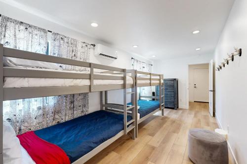 玛瑙湾North Lake Adventure的墙上的房间里设有两张双层床