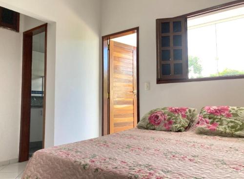 巴纳内拉斯Villa Nevada Hostel的一间卧室配有带两个枕头的床和窗户