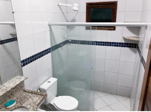 巴纳内拉斯Villa Nevada Hostel的浴室设有玻璃淋浴间和卫生间