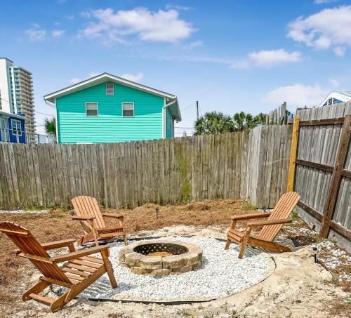 巴拿马城海滩Fenced Retreat - Walk to Beach- Sleeps 16的后院的两把椅子和一个火坑
