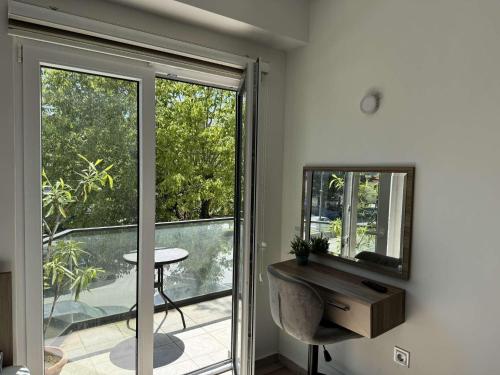 奥赫里德Paradiso Apartments的客房设有窗户、桌子和镜子