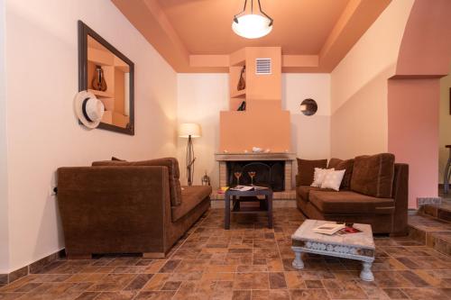 帕琉乔拉Villa Araxovoli的客厅设有两张沙发和一个壁炉