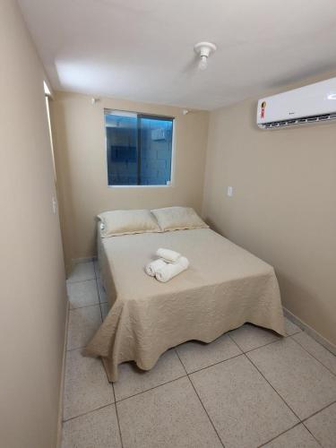 圣米格尔-杜斯米拉格里斯Abaré Slim Suítes的一间设有床铺的房间,上面有两条毛巾