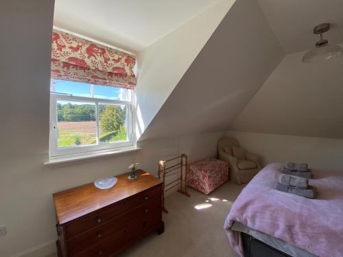 克里夫Private detached cottage sleeps 4的阁楼卧室设有床和窗户。