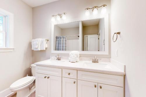 默特尔比奇Inlet Dream的白色的浴室设有水槽和卫生间。