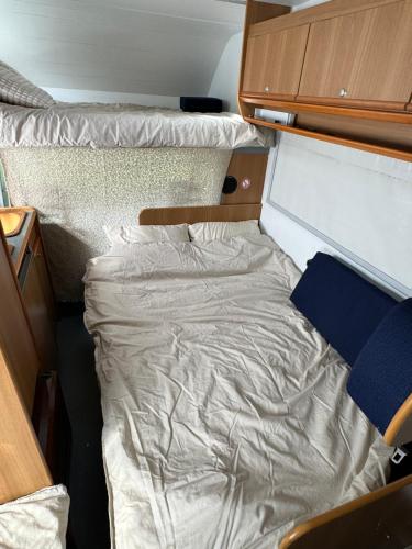凯夫拉维克Camping Van的小房间的一个空床,