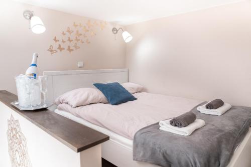 布达佩斯Bakáts Square Luxury Apartment的一间卧室配有两张床和一张带毛巾的桌子。