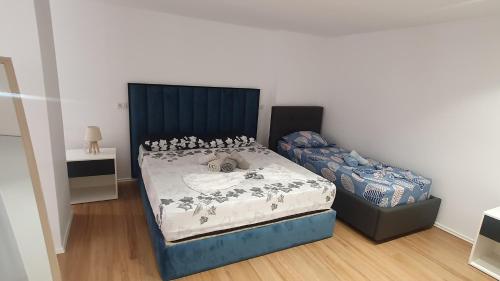 伏罗拉Apartament me qera Dublex Lungomare的一间卧室,床上有泰迪熊