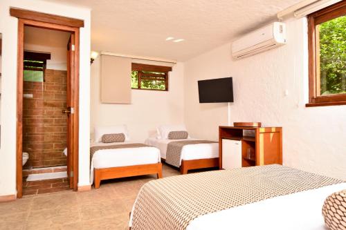 麦德林拉坎帕纳精品酒店的酒店客房设有两张床和电视。