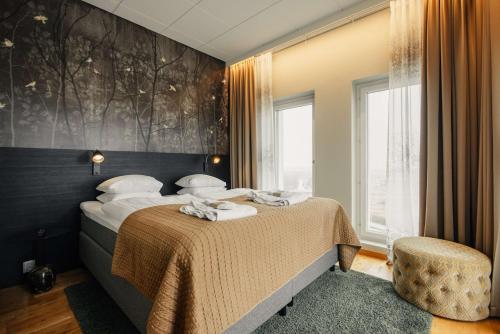 马尔默马尔默竞技场贝斯特韦斯特酒店的一间卧室设有一张床和一个大窗户