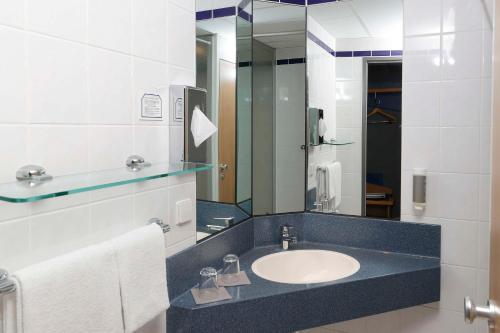 汉诺威汉诺威梅斯梅迪亚酒店的一间带水槽和镜子的浴室