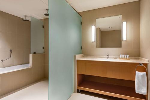 马斯喀特Levatio Suites Muscat, a member of Radisson Individuals的一间带水槽和镜子的浴室