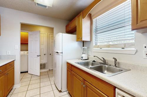 纳瓦拉Sugar Beach D17的厨房配有白色冰箱和水槽