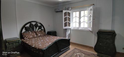 十月六日城Comfy Apartment In Giza Cairo Family Only的一间卧室设有一张床和一个窗口