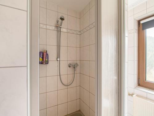 施马伦贝格Kurhaus am Nordenau的浴室内配有淋浴和头顶淋浴