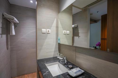 巨港巴提卡巨港酒店的一间带水槽和镜子的浴室
