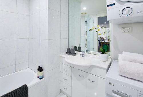 墨尔本2 Bdrm 2 Bthrm Apt With Parking in Central CBD的白色的浴室设有水槽和镜子