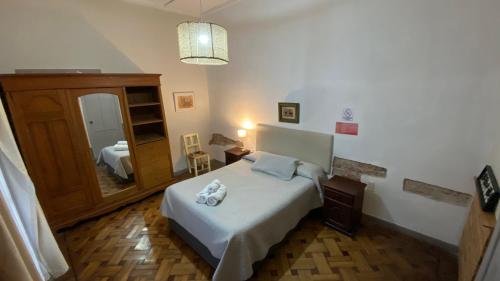 萨尔塔Casa en el centro de Salta - Casaguemessalta的一间卧室配有一张床和一面大镜子